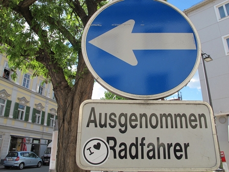 Auf Straßenschild "Ausgenommen Radfahrer" klebt ein Sticker "I heart ..."